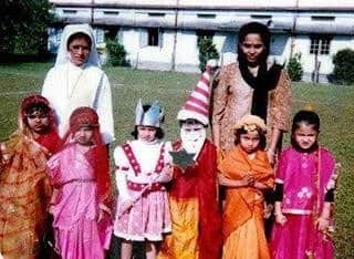 Virat Kohli and MS Dhoni wifes Anushka Sharma and Sakshi Dhoni were classmates