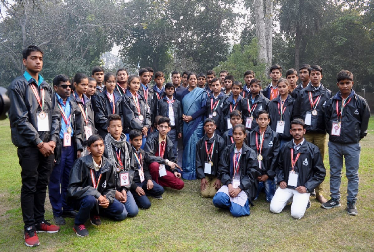 Atul Maheshwari Scholarship -2018 Defense Minister met all student