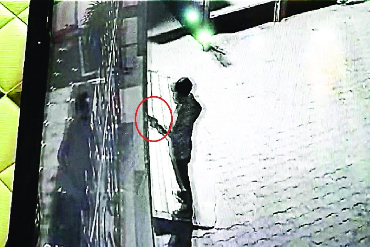 Meerut, Firing on Former MP Sahid Akhlaq relative house and sougth one crore