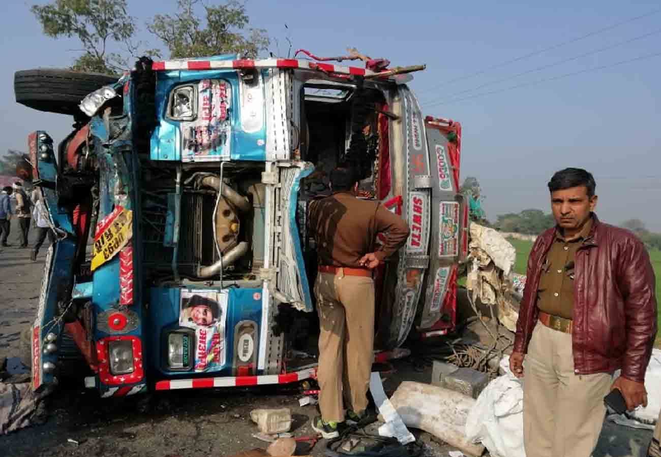 truck bolero accident on highway in jalaun