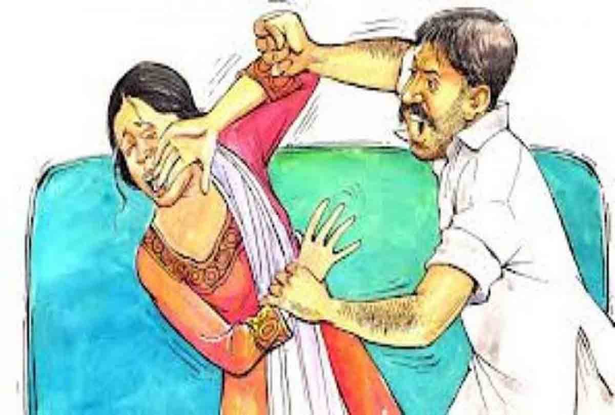 man Tears women and his daughter clothes