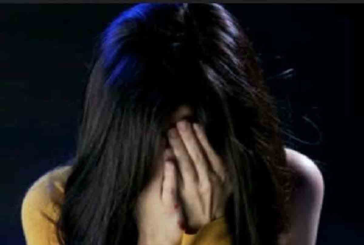 man Tears women and his daughter clothes
