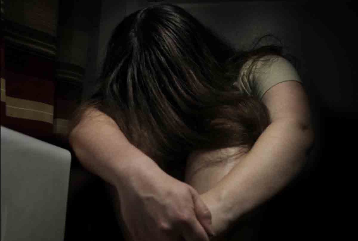 man Tears women and his daughter clothes