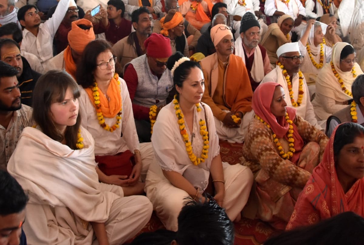 kumbh 2109: nirmohi akhada make foreigner sant Mahamandaleshvar