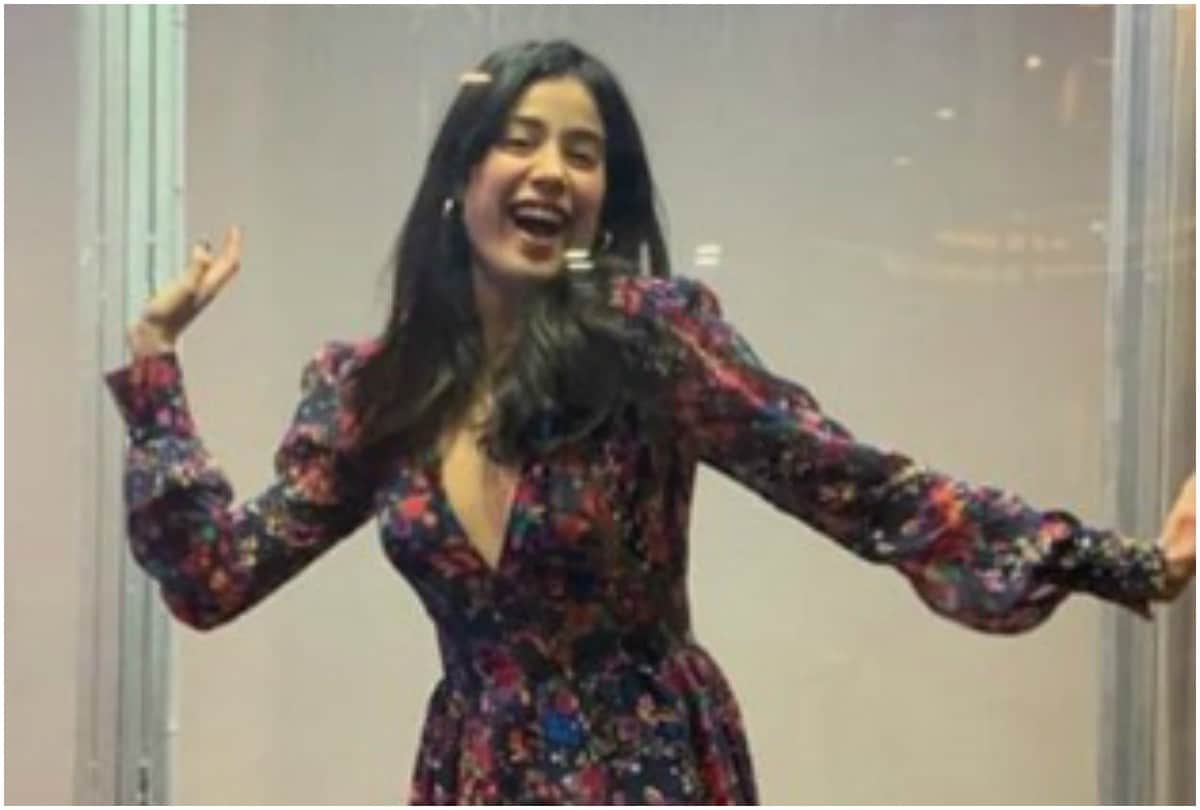 Janhvi Kapoor spotted late night in without makeup at Ek Ladki Ko Dekha To Aisa Laga film screening