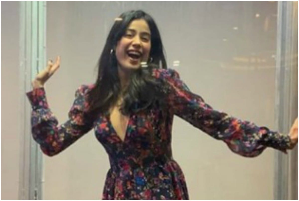 Janhvi Kapoor spotted late night in without makeup at Ek Ladki Ko Dekha To Aisa Laga film screening