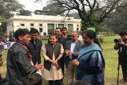 nirmala sitharaman meet children on atul maheshwari chatravriti 2018
