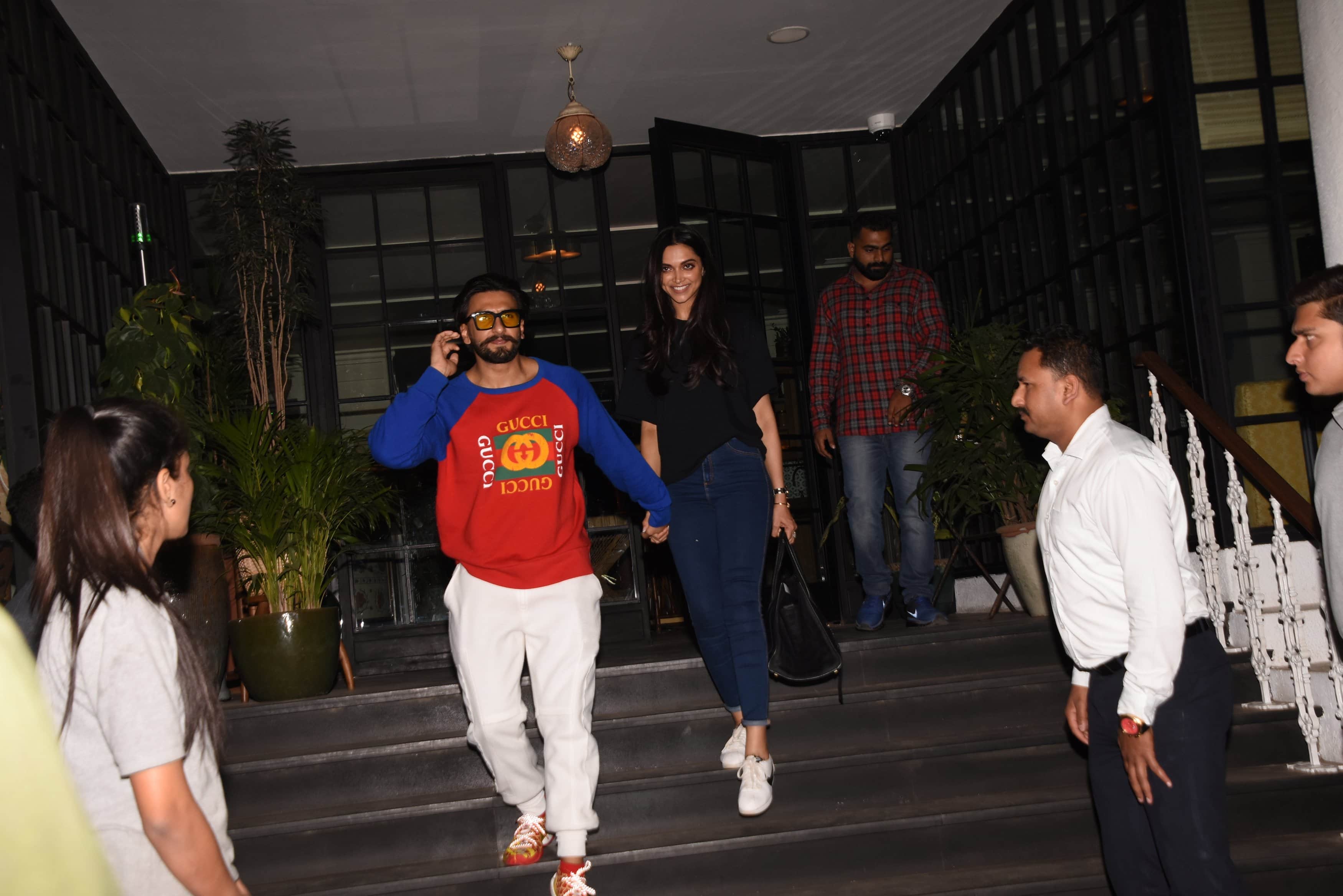 Ranveer Singh get romantic kissed Deepika Padukone video viral
