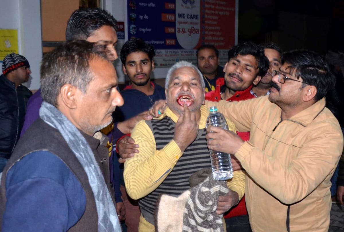 clash between police and RSS worker in aligarh