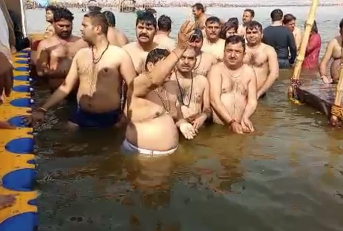 Kumbh Mela 2019 shahi snan Secular Morcha leader Shivpal Yadav Get holy dip in Sangam