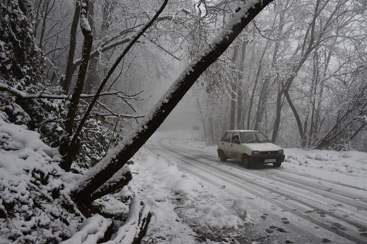 Rain and snowfall on mountains decreased temperature, Kashmir disconnected from country