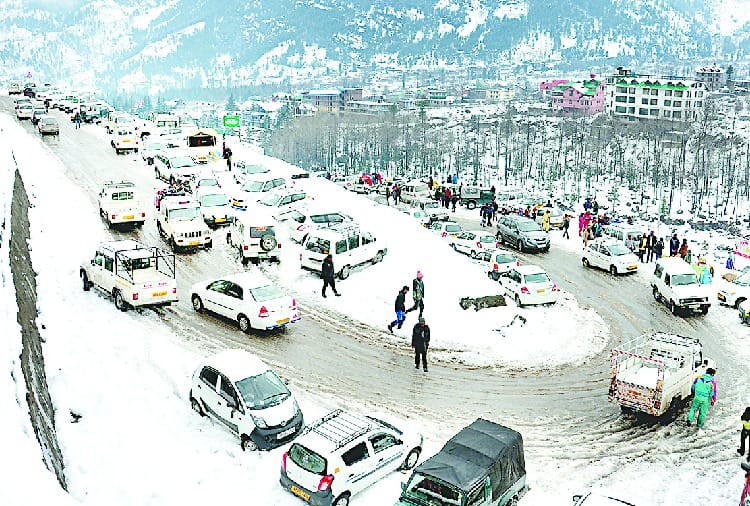 तीन दर्जन सड़कें बंद, लाहौल घाटी में शीत लहर तेज