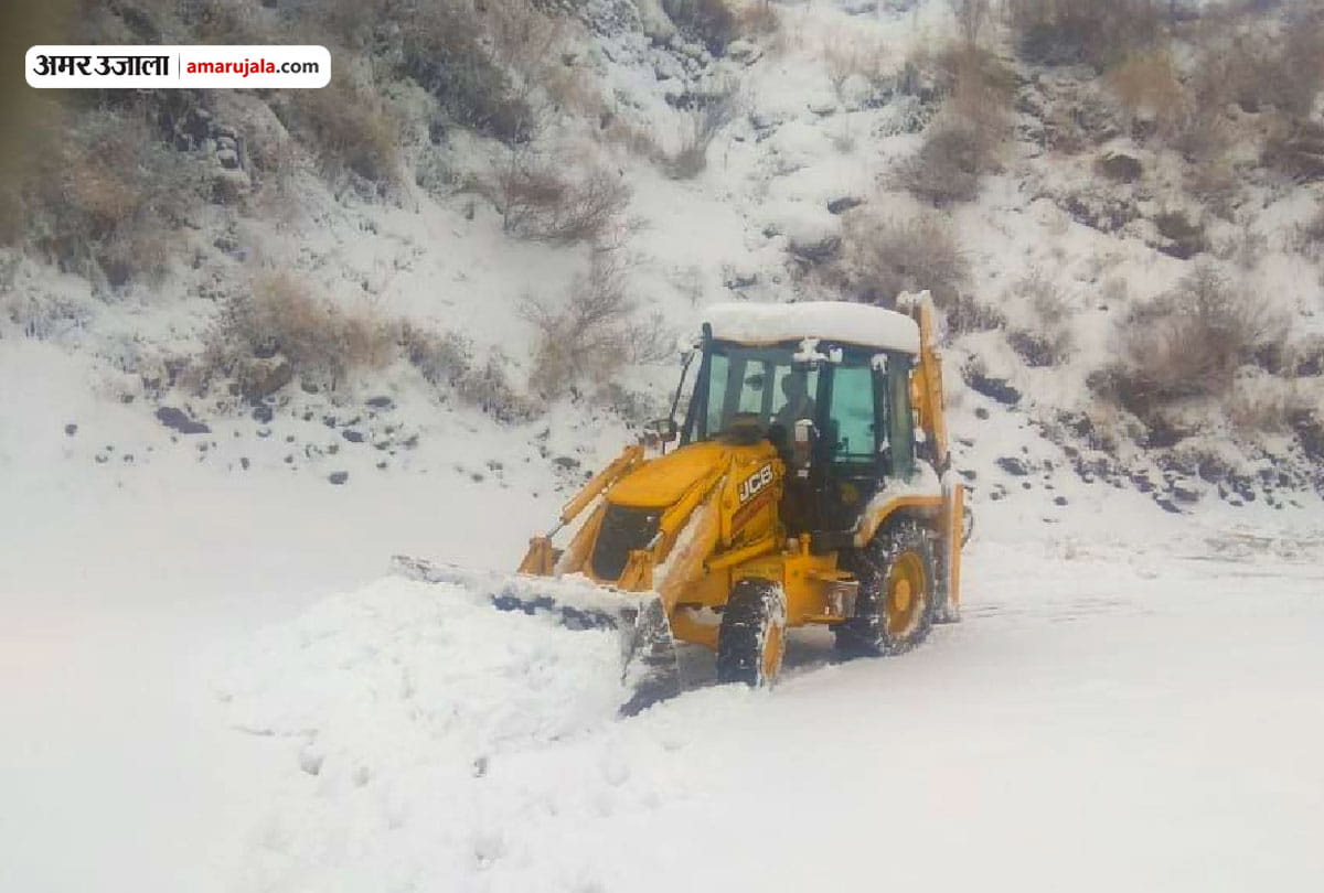 avalance hits aru-pahalgam, jammu-sringar highway second day closed due to heavy snowfall