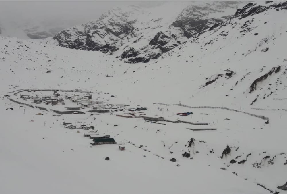 Snowfall covered kedarnath dham till 11 feet snow schools closed in munsiyari