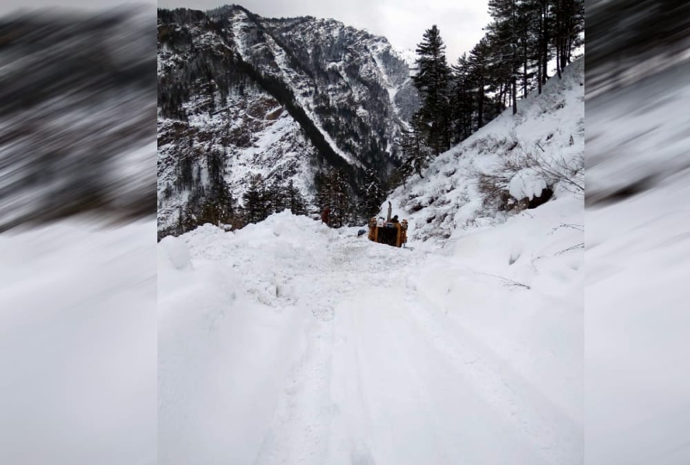 Snowfall covered kedarnath dham till 11 feet snow schools closed in munsiyari
