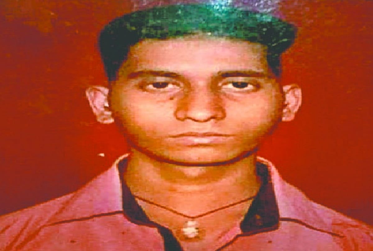 Factory worker dead after Stuck in lift in delhi