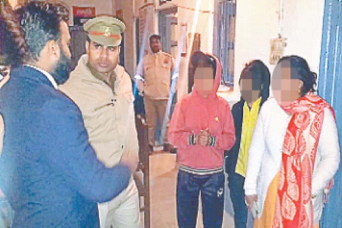 Meerut, Tampered with two sister and try kidnaping city is missing anti romeo squad