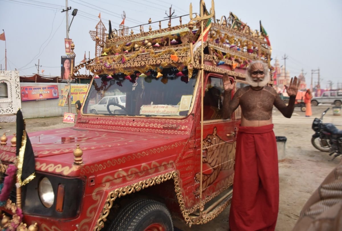 Kumbh 2019 unique baba salikram maharaj alias vanmanush baba also came in prayagraj