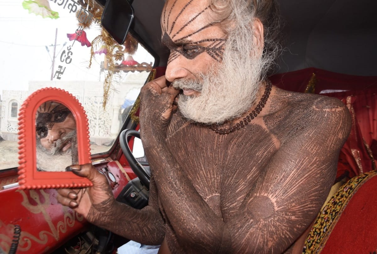 Kumbh 2019 unique baba salikram maharaj alias vanmanush baba also came in prayagraj