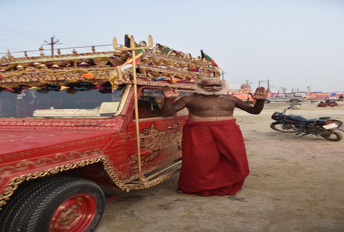 Kumbh 2019 unique baba salikram maharaj alias vanmanush baba also came in prayagraj