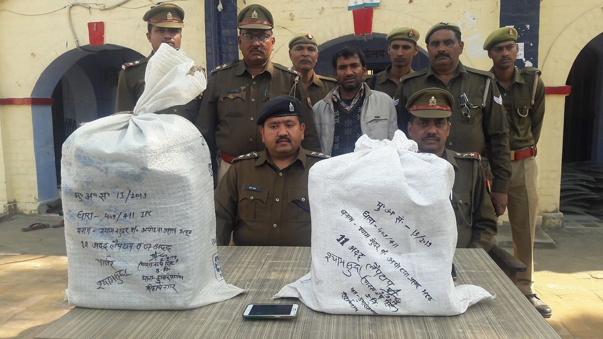 23 लैपटॉप बरामद, एक गिरफ्तार