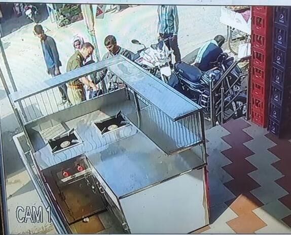 पुलिस ने मास्टर चाभी से खोली बाइक, उलझा दुकानदार