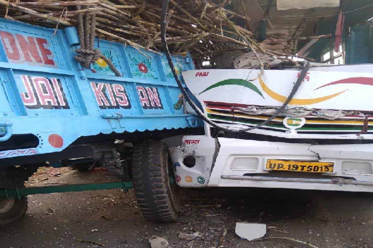 Meerut, twelve peoples injured including women in bus accident at shamli