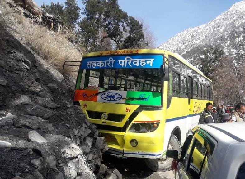 किन्नौर के पोवारी कैंची में निजी बस डंगे से टकराई, 15 चोटिल