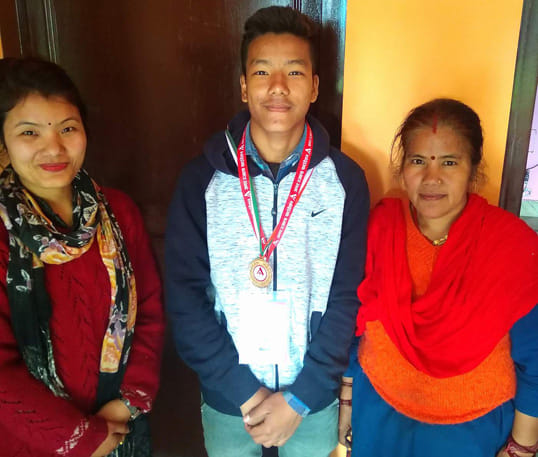 अतुल माहेश्वरी छात्रवृति मिलने पर अनुराग थापा के घर और स्कूल में खुशी का माहौल