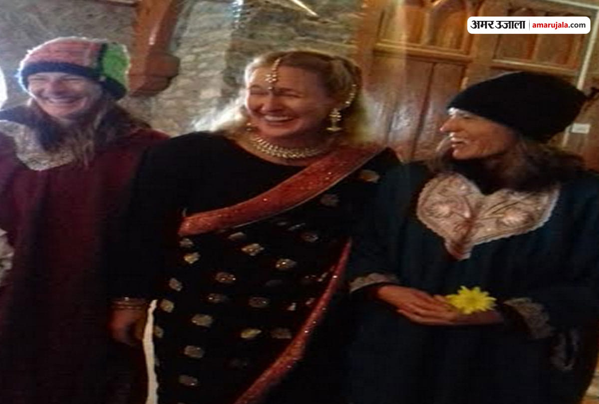 Australian couple got married on 8500 feet in Gulmarg Jammu Kashmir