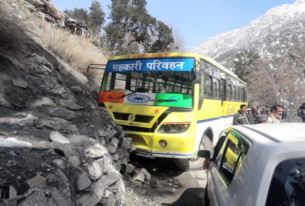 fifteen passenger injured after private bus collide with Wall in kinnaur himachal
