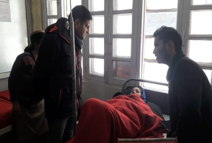 fifteen passenger injured after private bus collide with Wall in kinnaur himachal