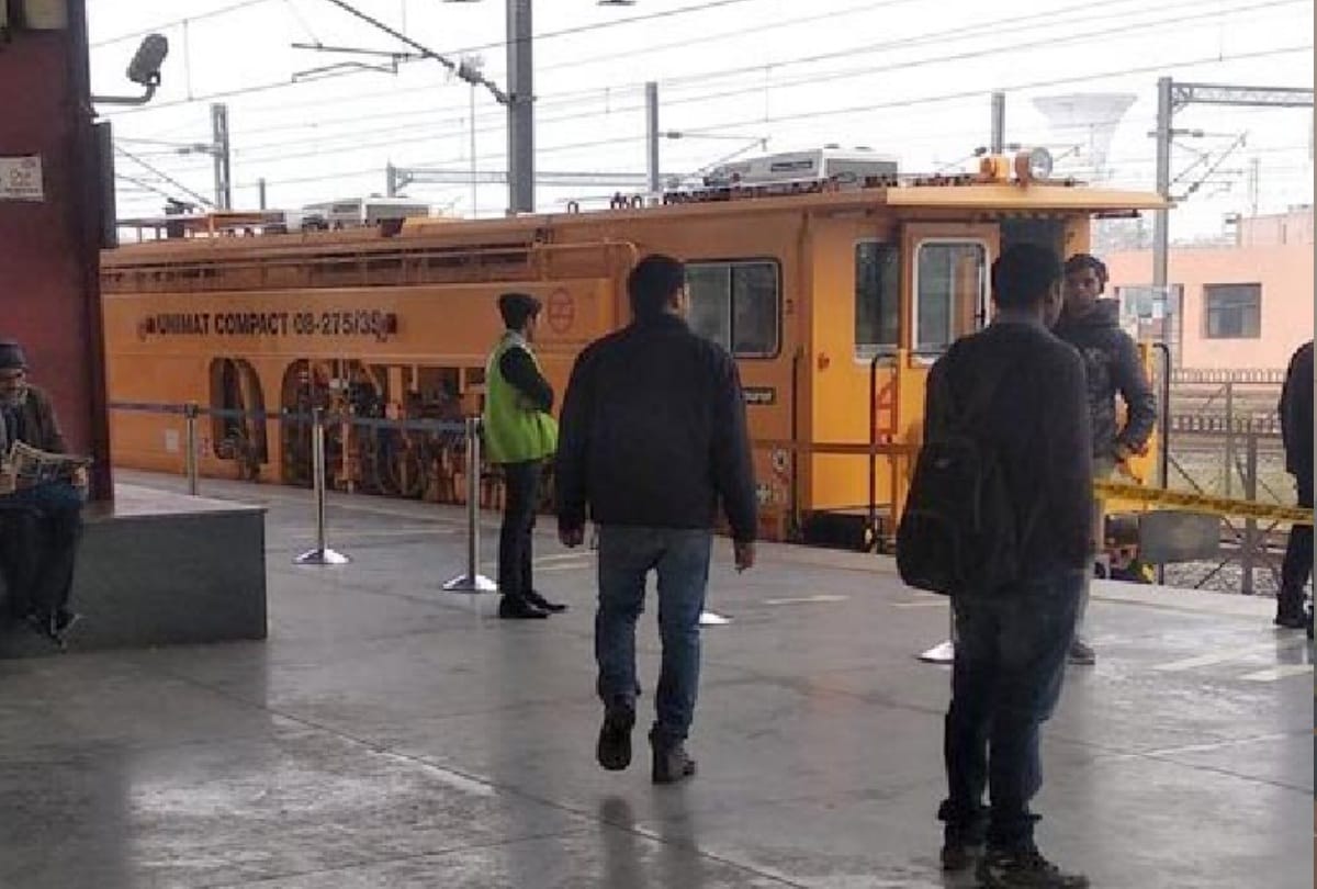 magenta metro line from Okhla NSIC to Kalindi Kunj minor delay due to faulty train