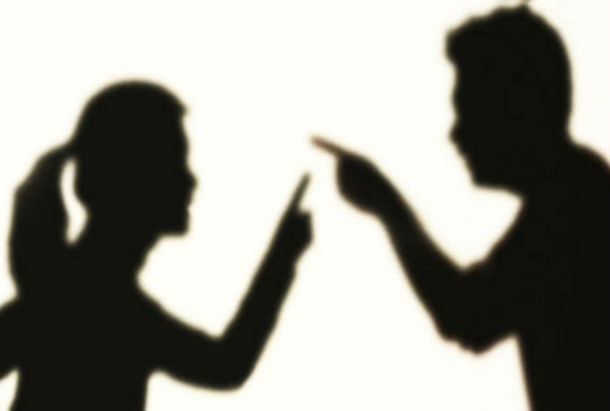 husband wife fights over mobile phone in agra