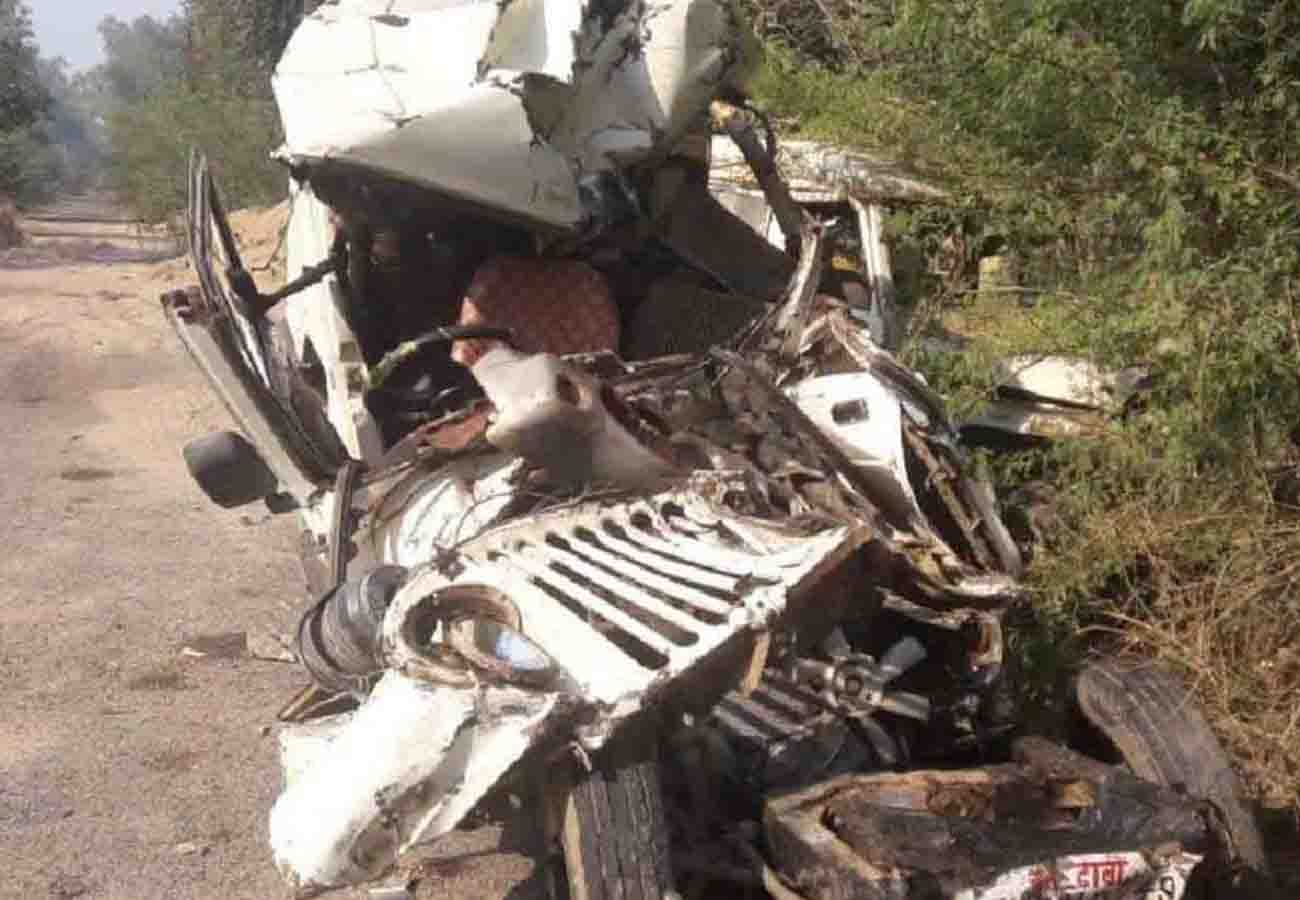 truck bolero accident on highway in jalaun