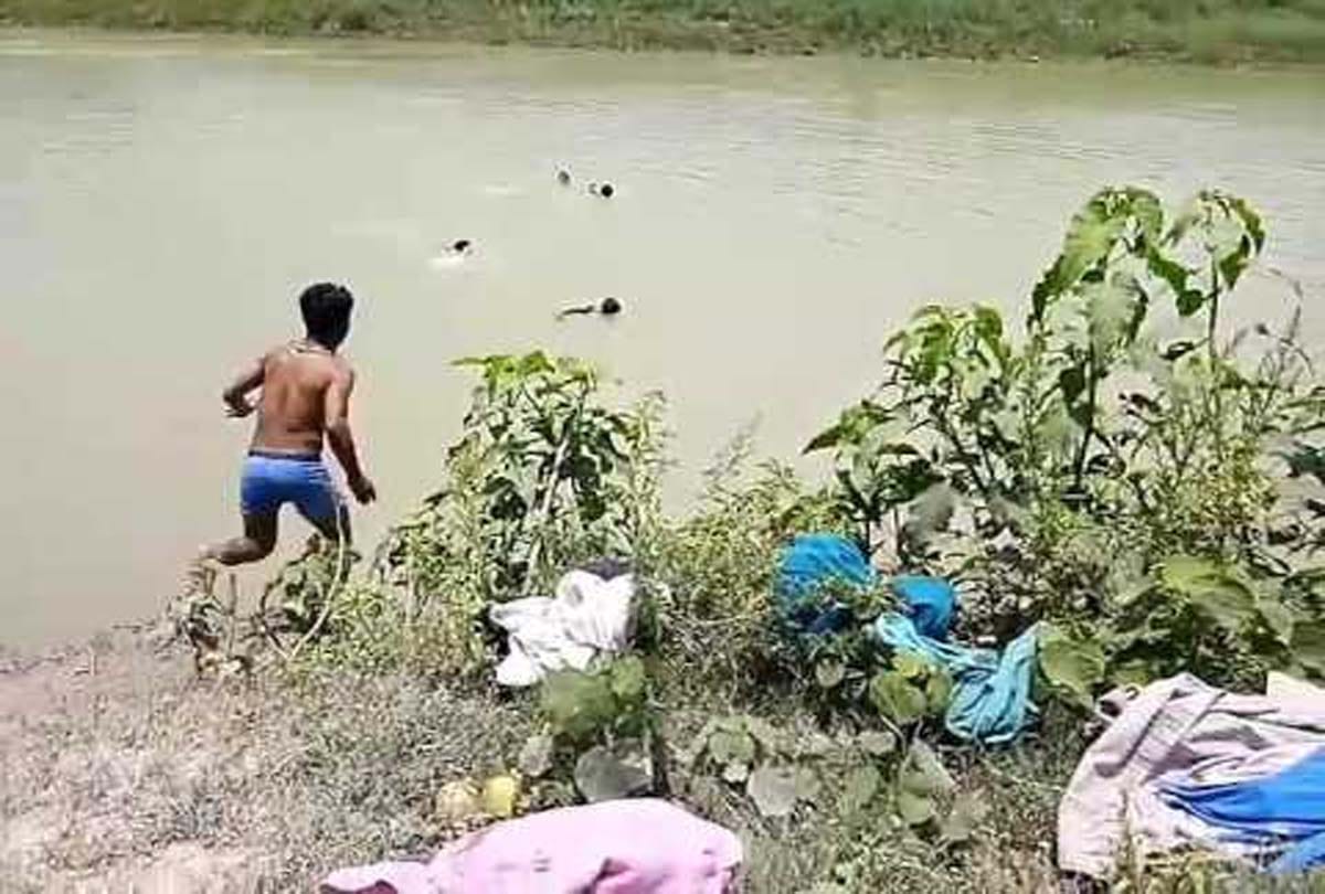 man and woman fight for bathing in river