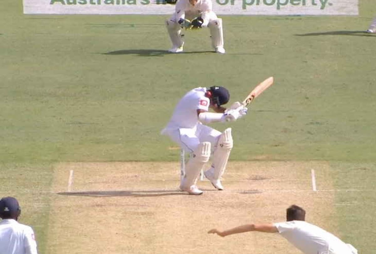Dimuth Karunaratne faces Nasty Head Blow From Pat Cummins Bouncer