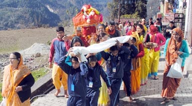 महिलाओं और कन्याओं ने निकाली भव्य जलकलश यात्रा