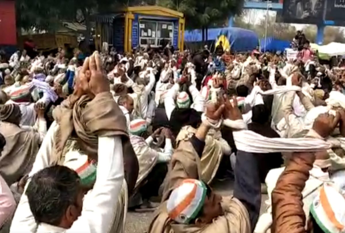 Farmers hold protest near DND flyway toll gate demanding compensation in lieu of land acquisition