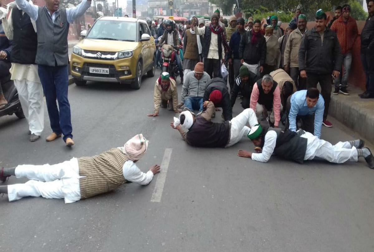 farmers protests in unique style over stray animals in agra