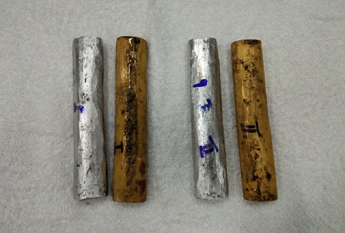 custom officers caught 1.28 crores gold on Lucknow airport
