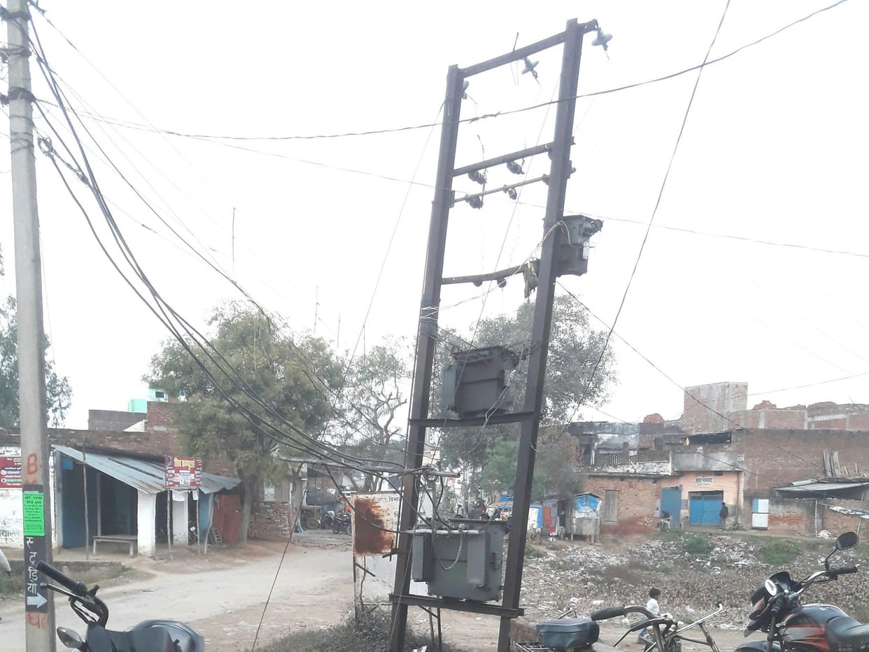 महुली में ट्रांसफार्मर के पोल को बना दिया ‘पॉवर हाउस’