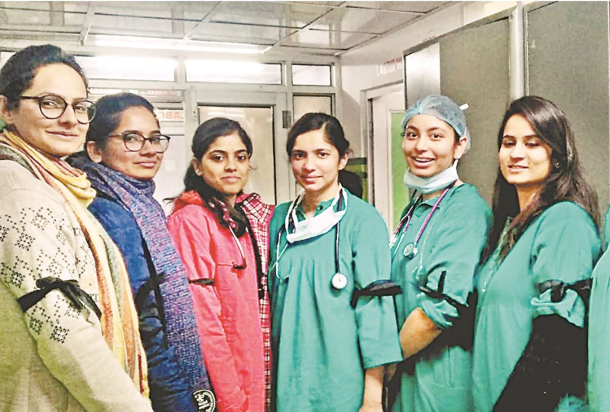 अस्पतालों में काले बैच लगाकर किया काम