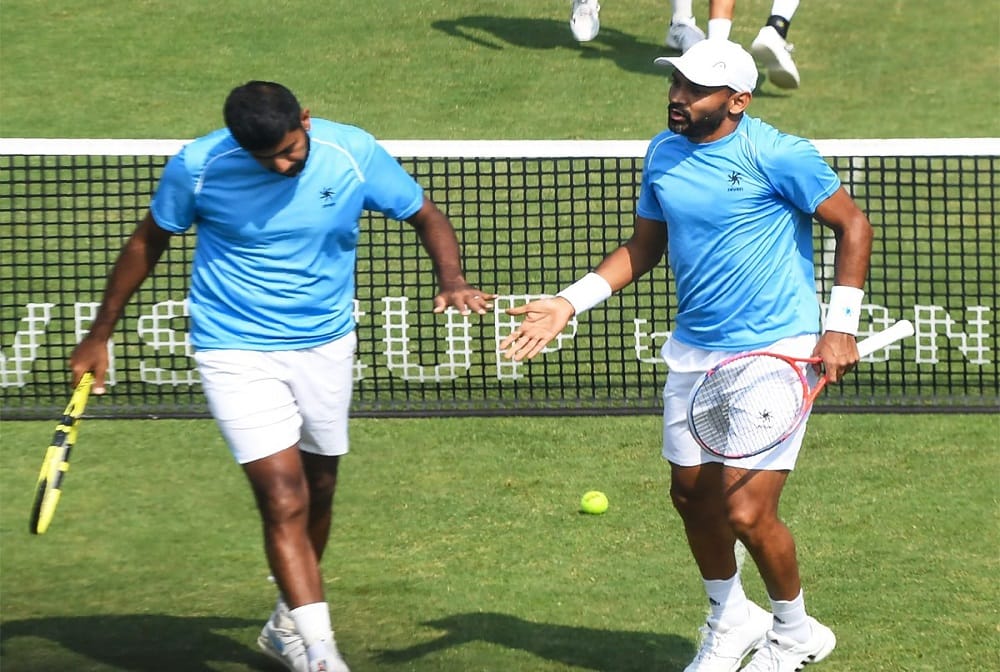rohan bopanna and divij sharan win doubles to keep India hopes alive in Davis Cup