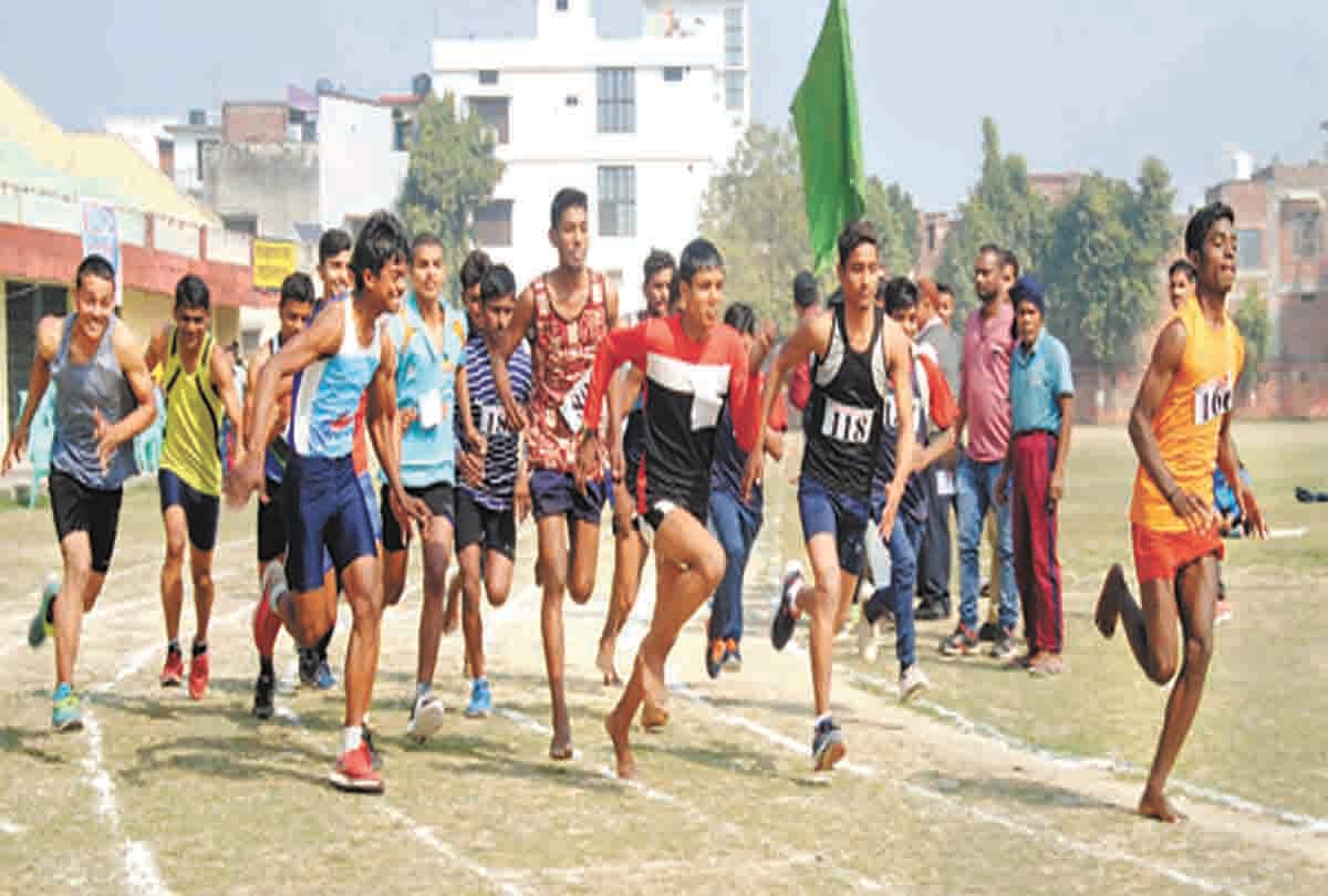 Poonam has won the title of Brajesh, Balika category in the boys category.
