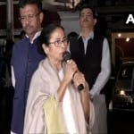 कोलकाता कमिश्नर राजीव कुमार के घर के बाहर मीडिया से बात करती ममता बनर्जी