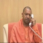 फोन से रैली को संबोधित करते योगी आदित्यनाथ