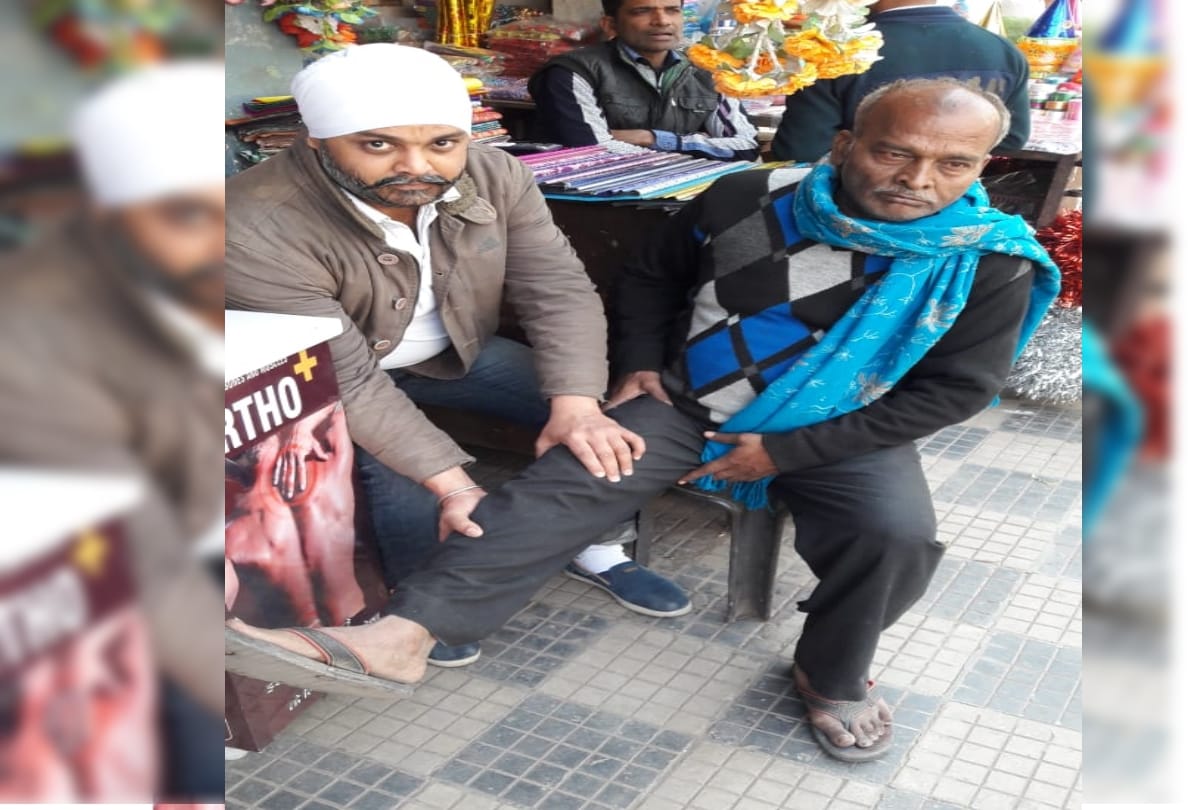 A Sikh youth engaged in the campaign to relieve people pain