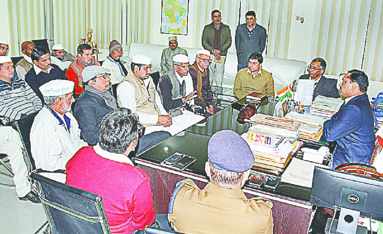 Handfuls of standing by sugarcane payment