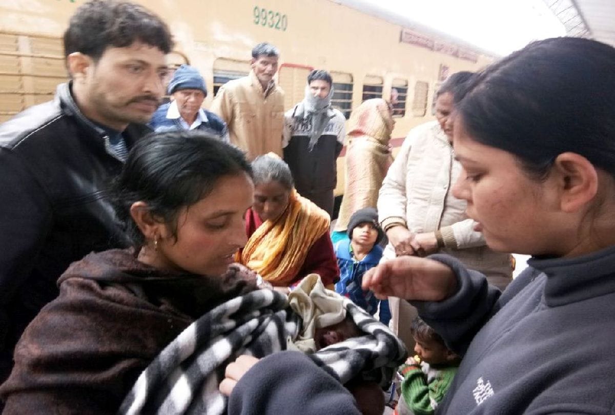 west Bengal Woman gave birth to a baby girl in moving train